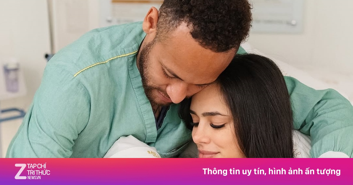 Bạn gái Neymar sinh con gái