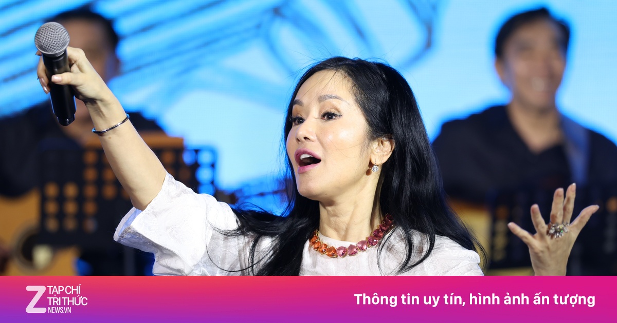 Khán giả đội mưa nghe Hồng Nhung hát tưởng nhớ Trịnh Công Sơn