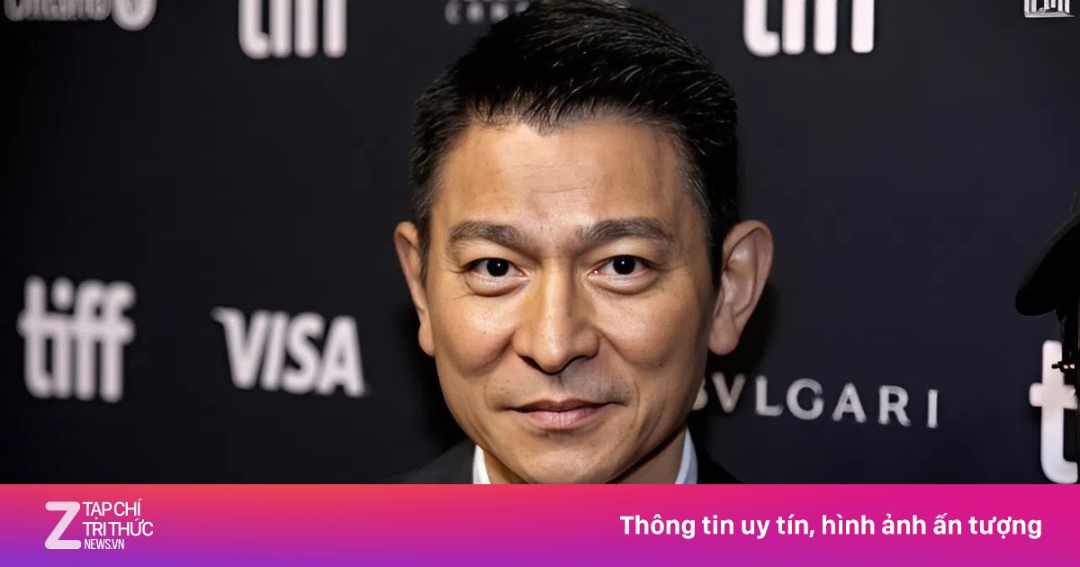 Lưu Đức Hoa kinh ngạc khi phát hiện có người núp dưới gầm giường