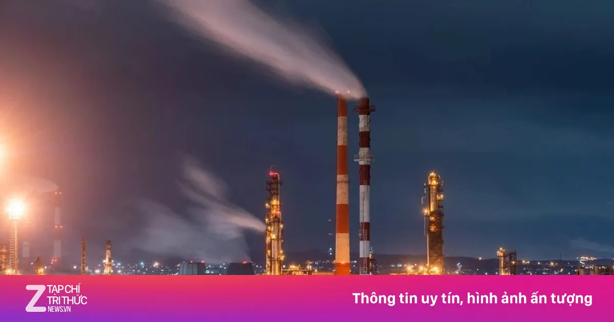 Máy bay không người lái tấn công nhà máy lọc dầu 90 năm tuổi của Nga