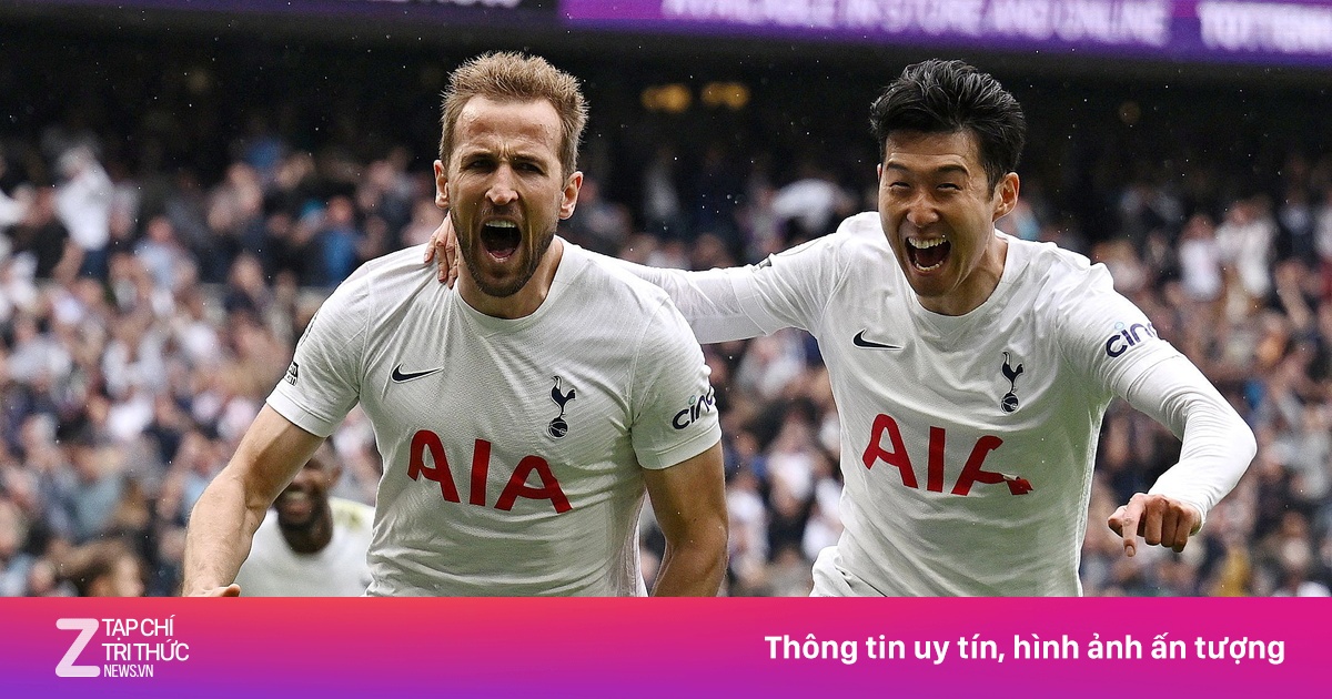 Son Heung-min chúc mừng Kane