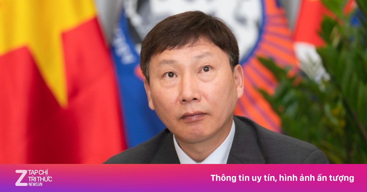 HLV Kim: '30 phút rất dài khi Đình Bắc nhận thẻ đỏ'