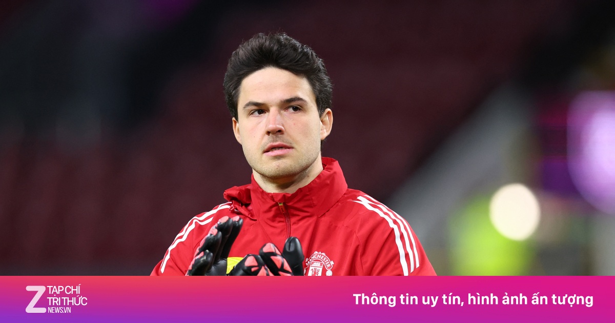 Thủ môn MU gây tranh cãi