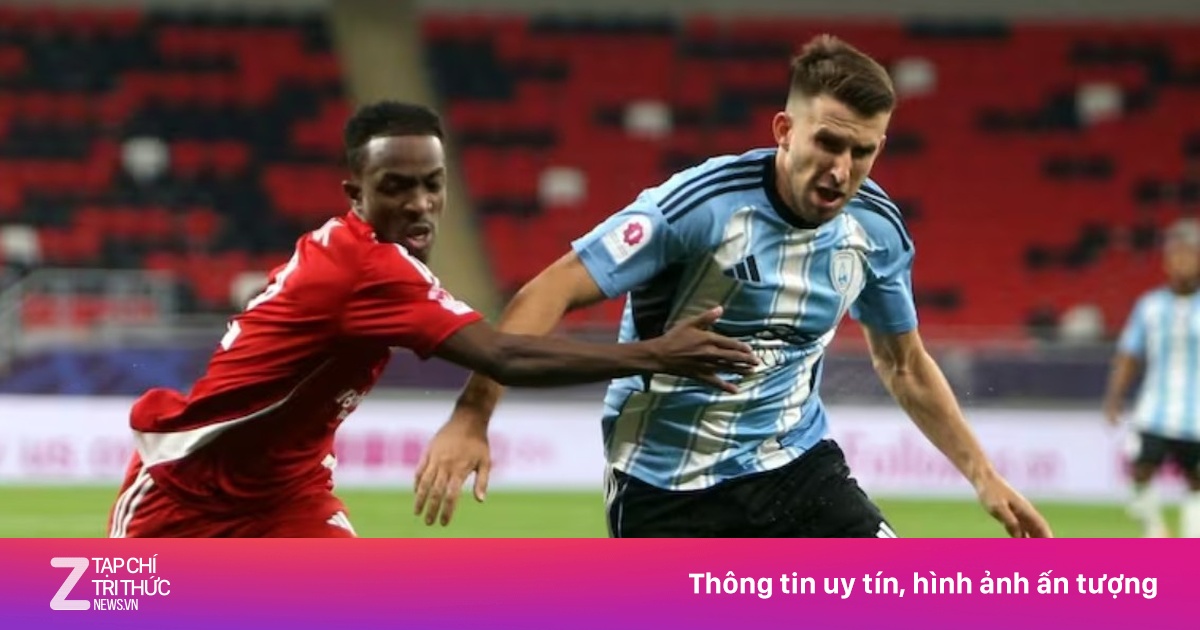 Chiến sự leo thang, Qatar vẫn cho bóng đá trở lại