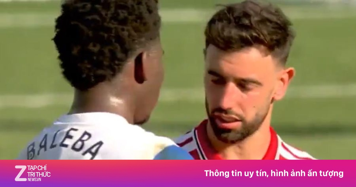 Bruno Fernandes trò chuyện với Baleba sau trận, fan MU đồn đoán chiêu mộ