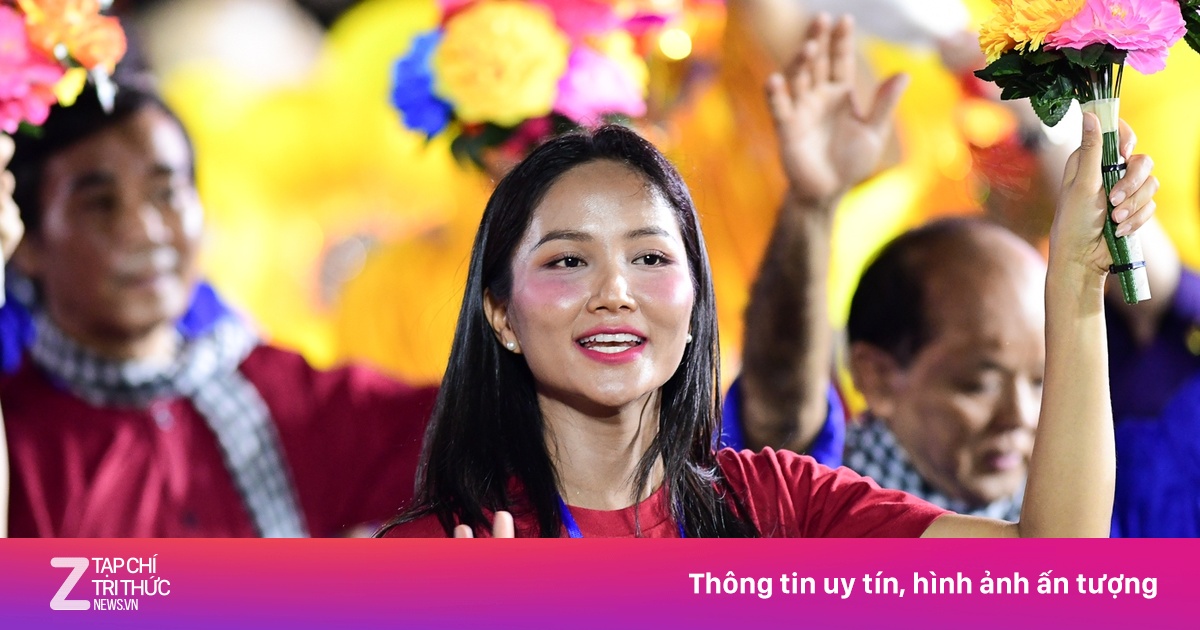Khoảnh khắc hân hoan của H'Hen Niê, Bảo Ngọc ở đêm sơ duyệt diễu binh