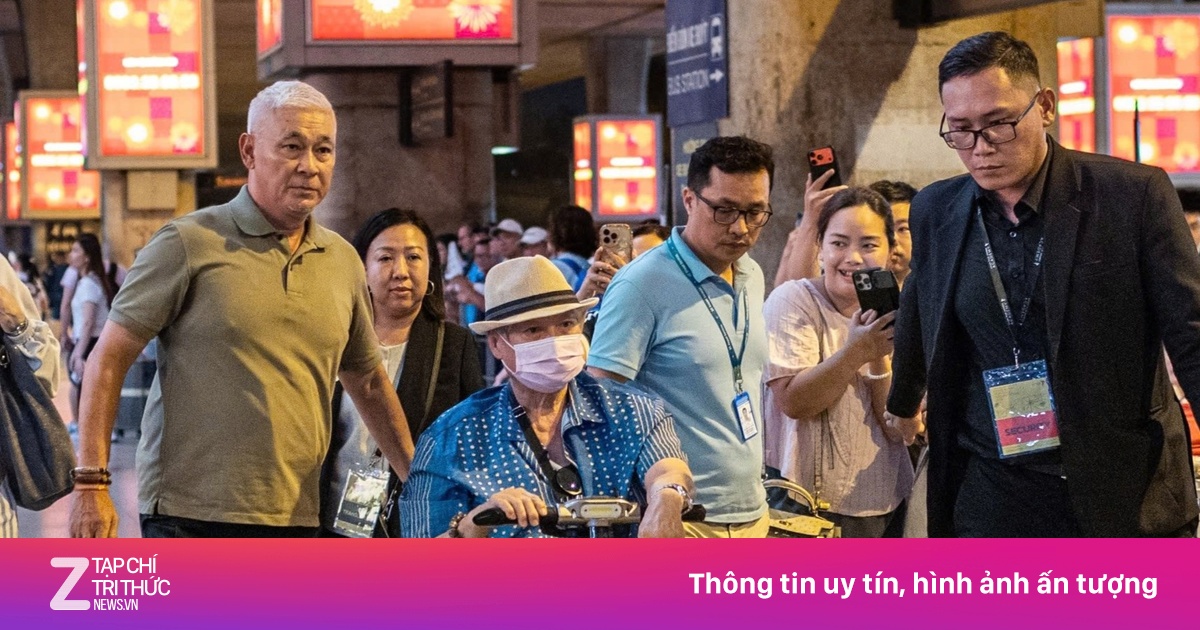 Hồng Kim Bảo ngồi xe lăn, được vệ sĩ dìu đỡ khi tới TP.HCM