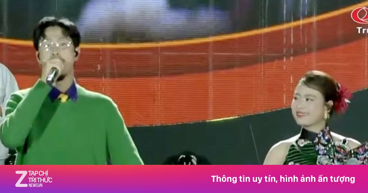 Hình ảnh Đen Vâu nắm tay Hoàng Thùy Linh gây sốt