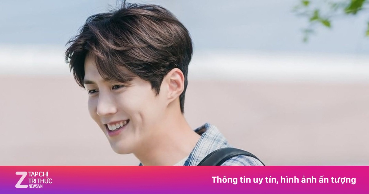 Sau khi chạy bộ Hồ Tây, mỹ nam Hàn mua cốm lề đường