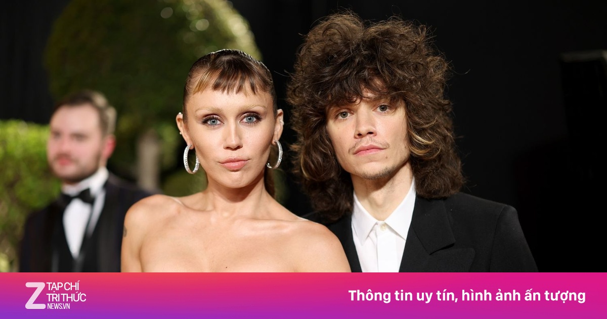 Miley Cyrus đính hôn với bạn trai kém 6 tuổi