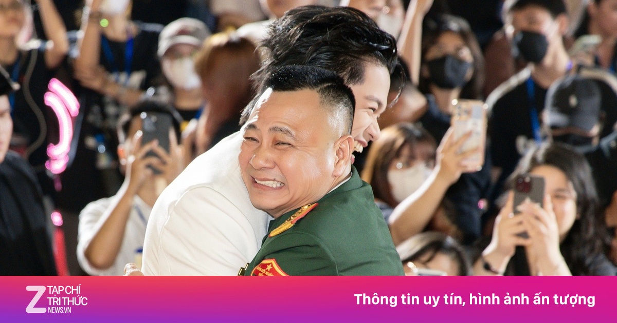 Khoảnh khắc Tự Long ôm chặt Trọng Hiếu gây chú ý