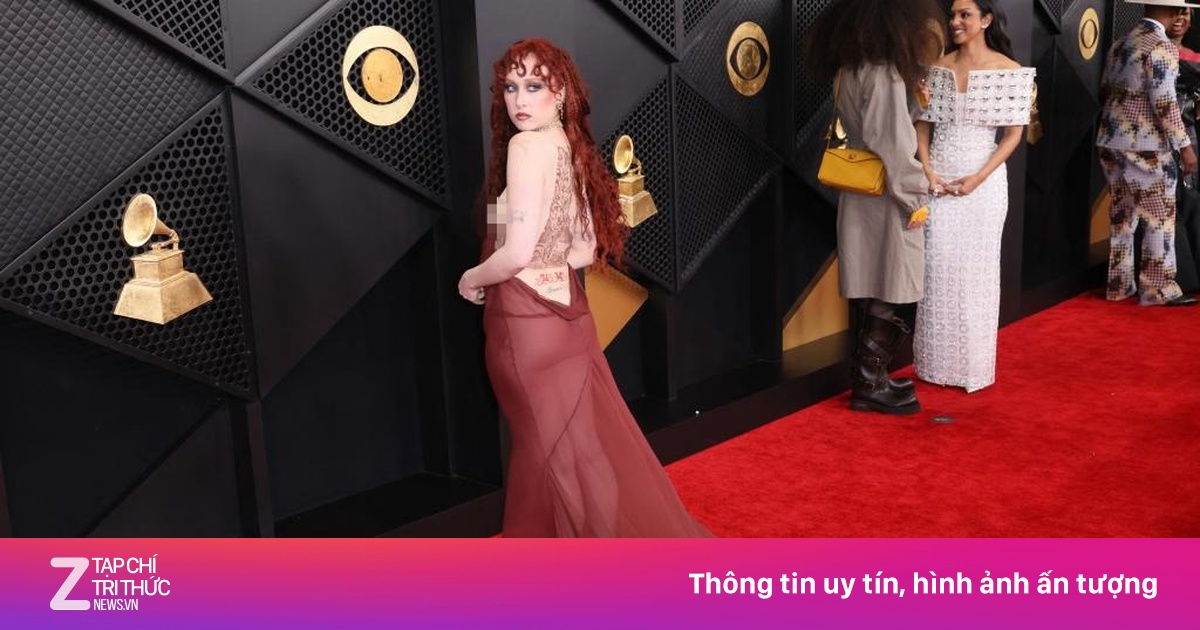 Sao nữ nguy cơ bị phạt vì váy 'khỏa thân'