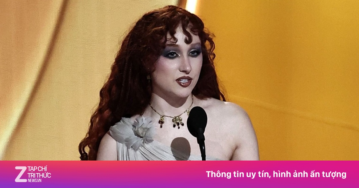 Sao nữ mặc như khỏa thân lên tiếng