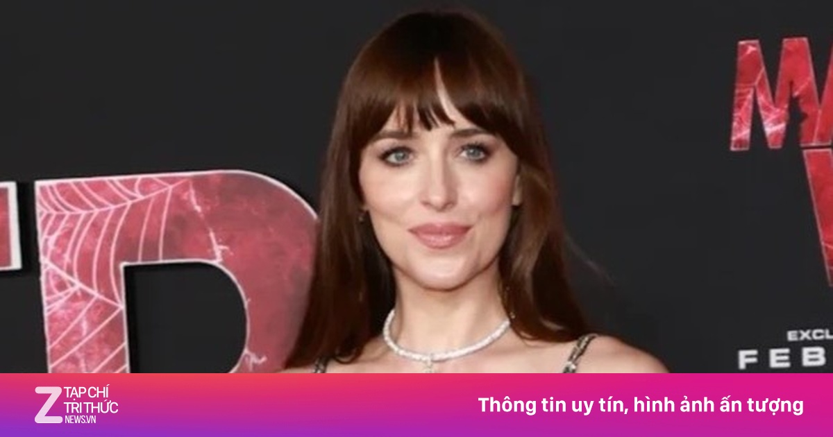 Mỹ nhân '50 sắc thái' si mê bạn trai kém 8 tuổi