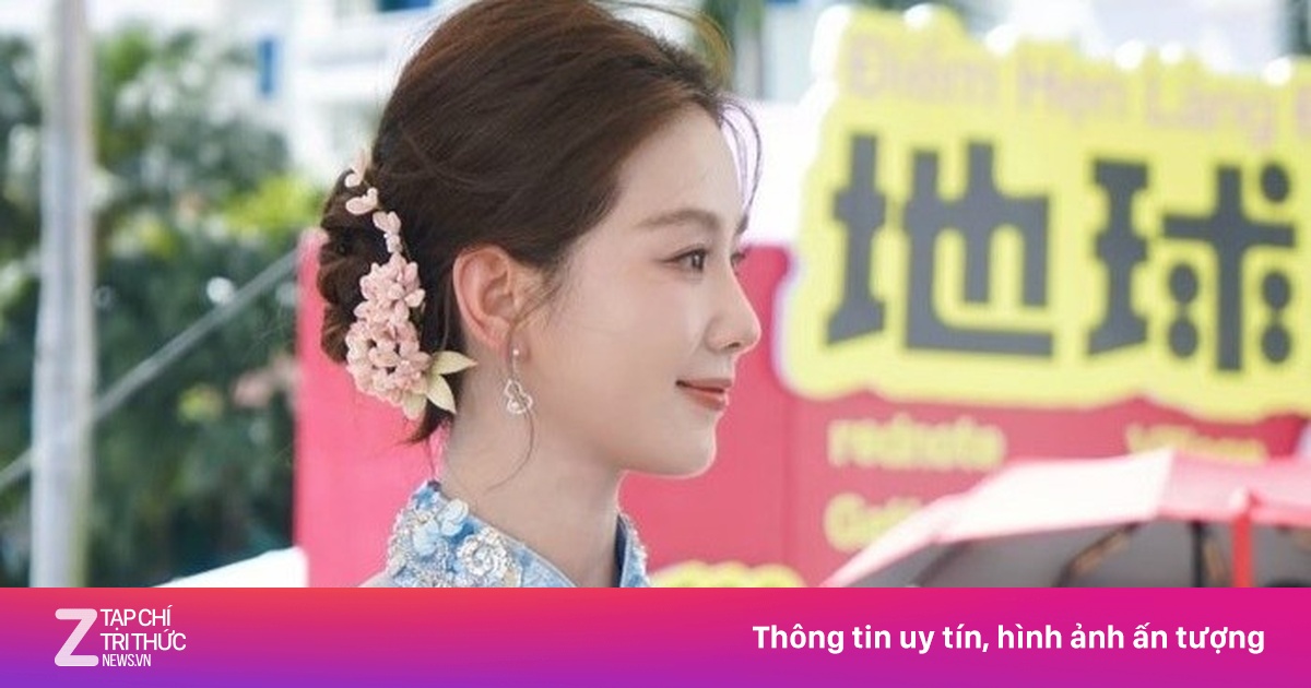 Lưu Thi Thi tạo dáng trên đường phố Hà Nội