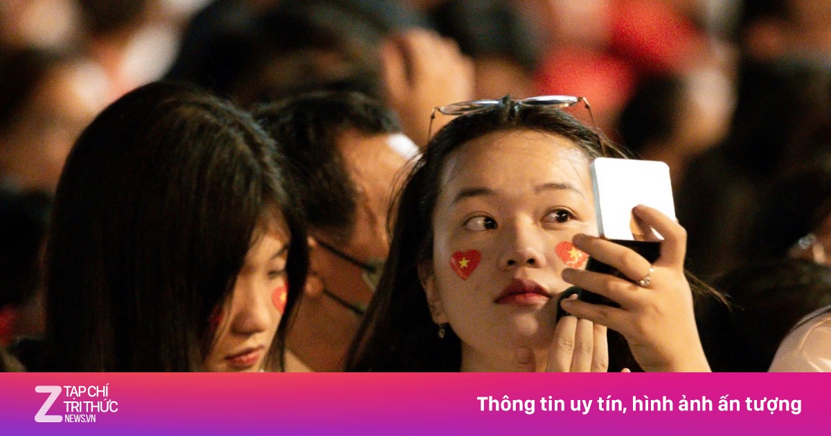 Giới trẻ makeup trên vỉa hè TP.HCM từ 3h sáng chờ xem diễu binh