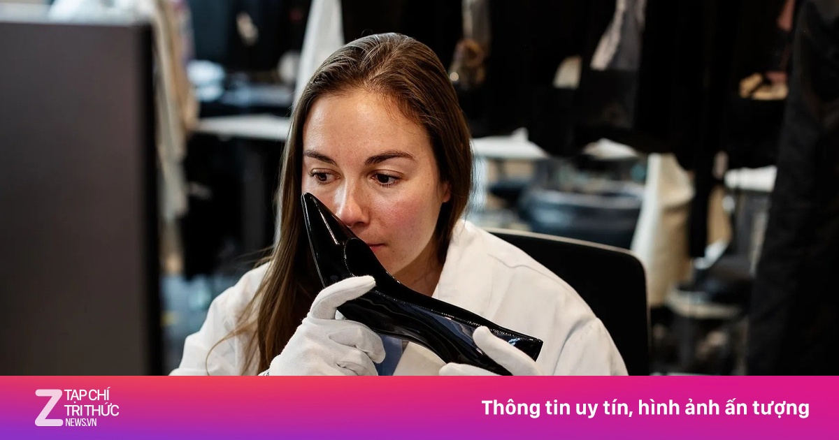 Ngửi mùi, soi đèn UV để kiểm tra hàng hiệu 'siêu giả'