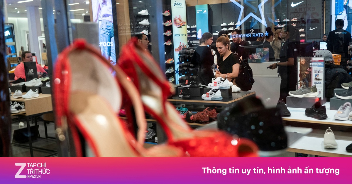 Gồng mình trả nợ hậu 'cơn sốt mua sắm' tránh thuế quan