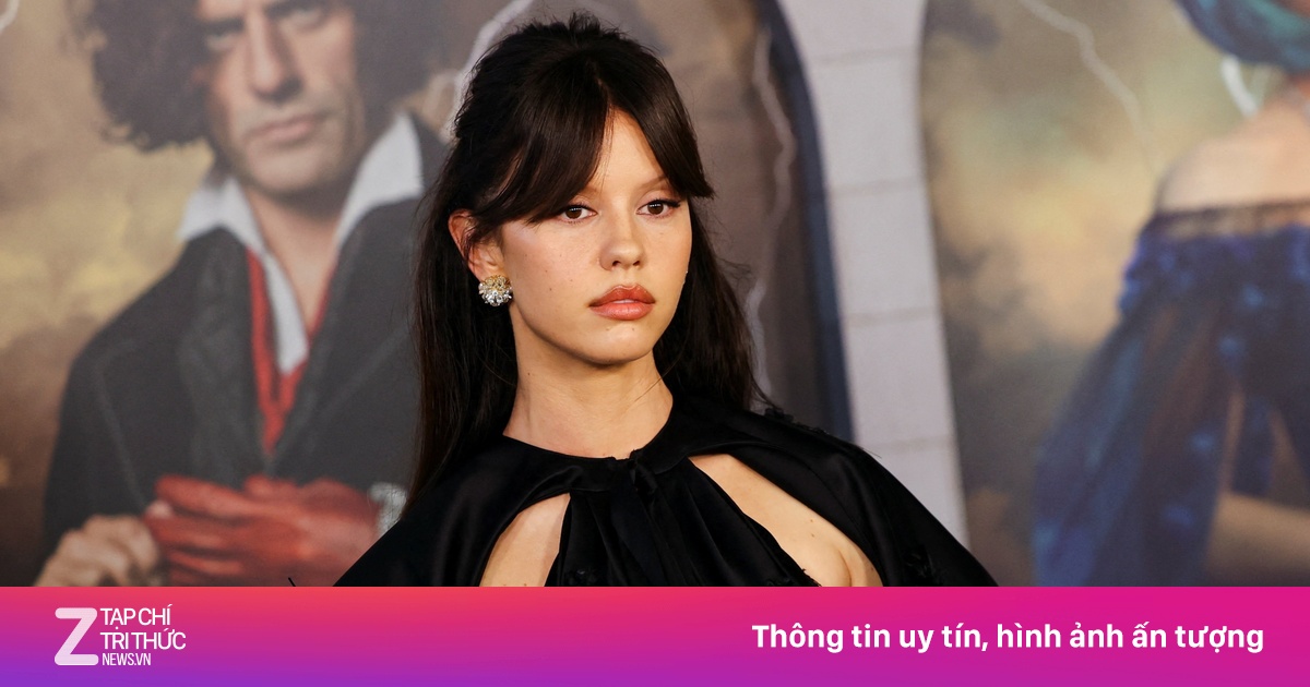 Váy xuyên thấu của Dior làm dậy sóng Hàn Quốc