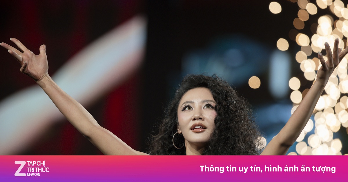 Văn Mai Hương 'đốt cháy' sân khấu TikTok Awards 2025