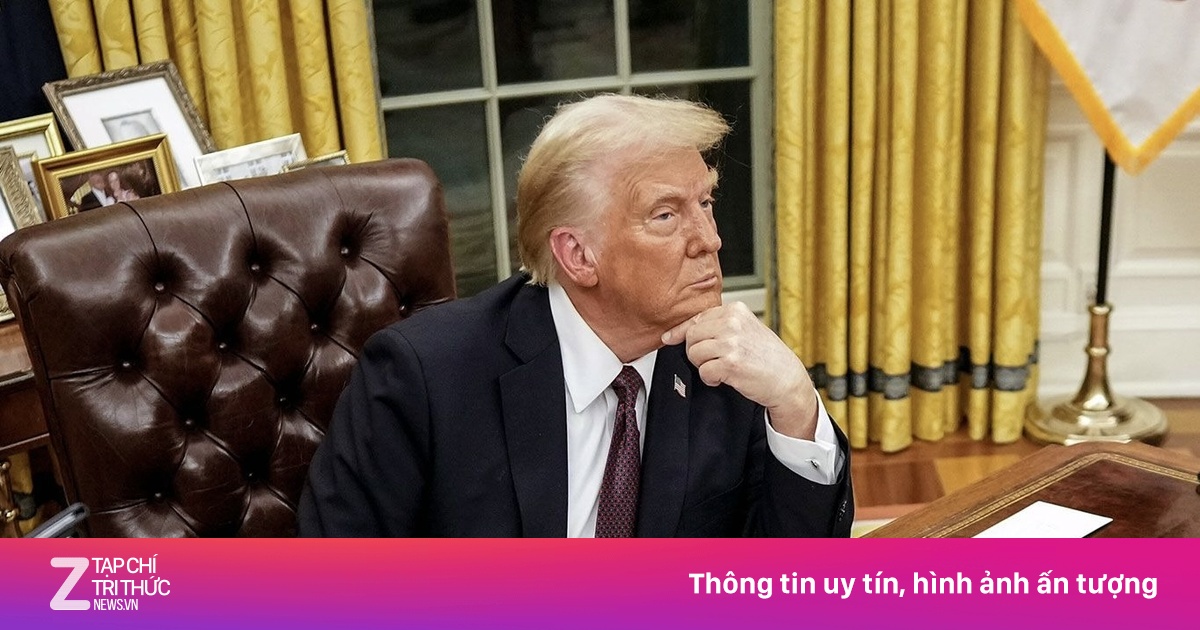 Đồng hồ Rolex bí ẩn trên bàn làm việc ông Trump