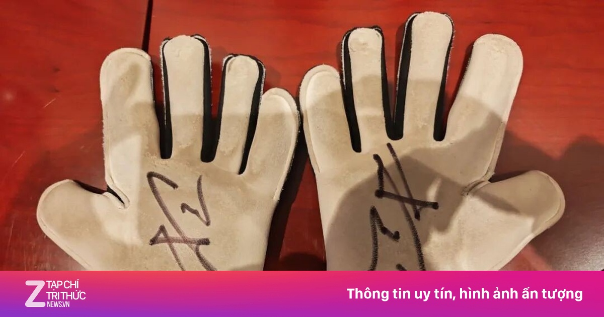 Găng tay thủ môn Li Hao vào bảo tàng Trung Quốc