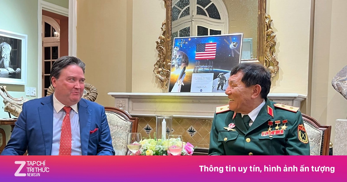 Trung tướng Phạm Tuân xem Amanda Nguyen bay vào vũ trụ