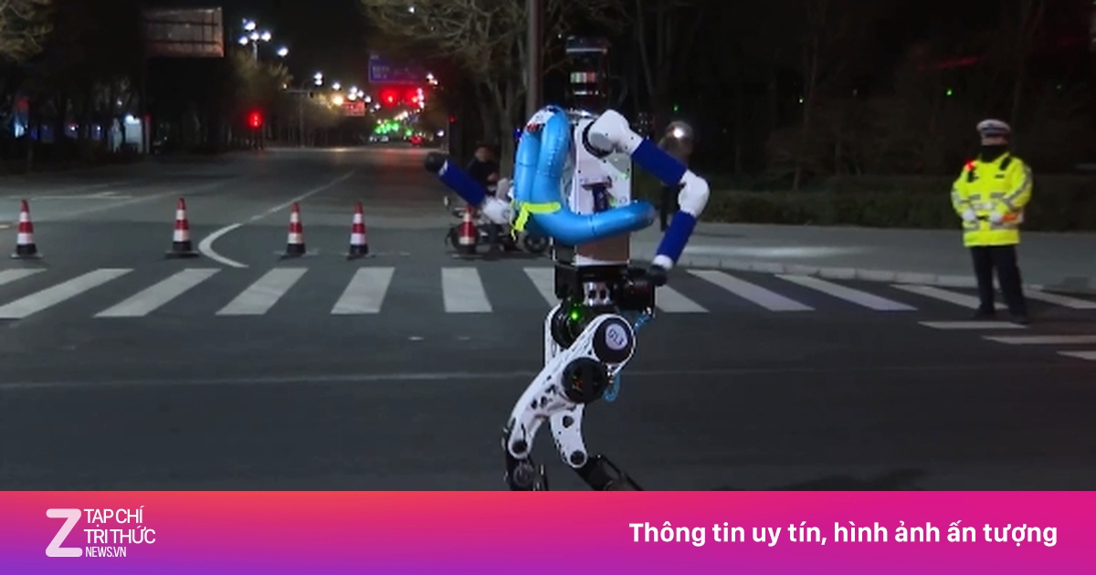 Robot Hình Người Tập Chạy Giữa Đêm Ở Bắc Kinh Cho Giải Marathon Sắp Tới