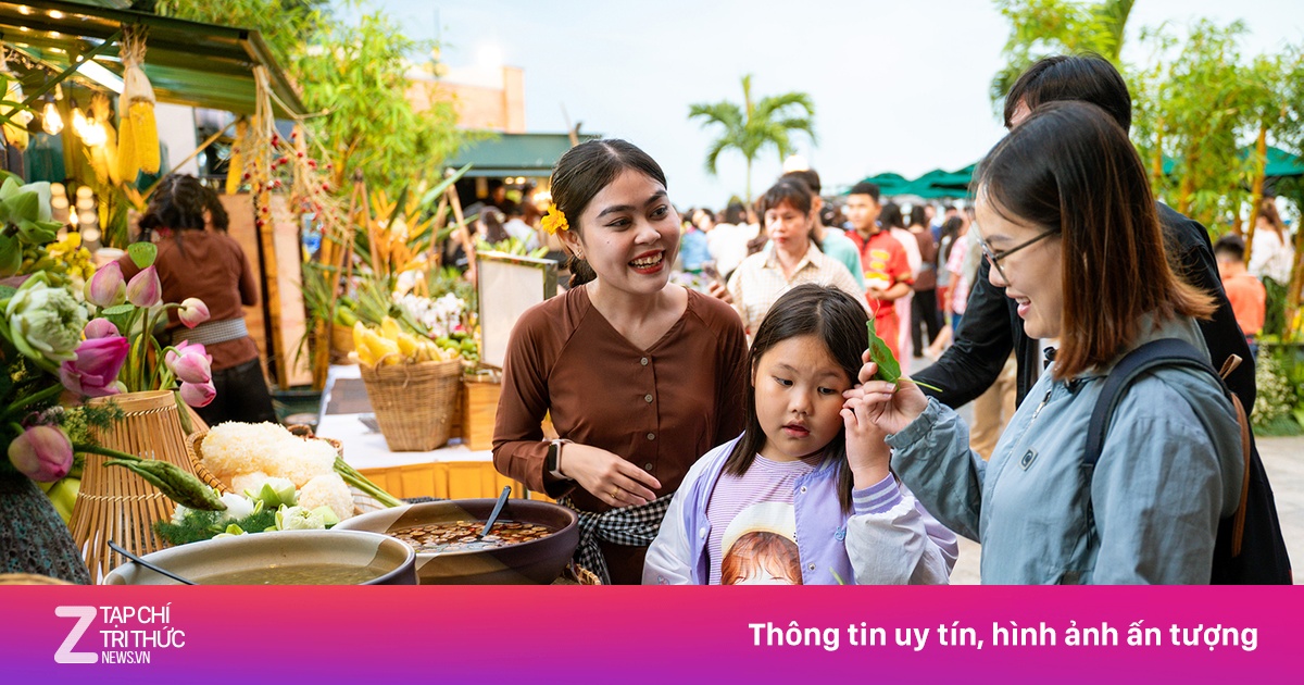 Núi Bà Đen tấp nập du khách đi lễ vía Bà và tham dự chợ lá