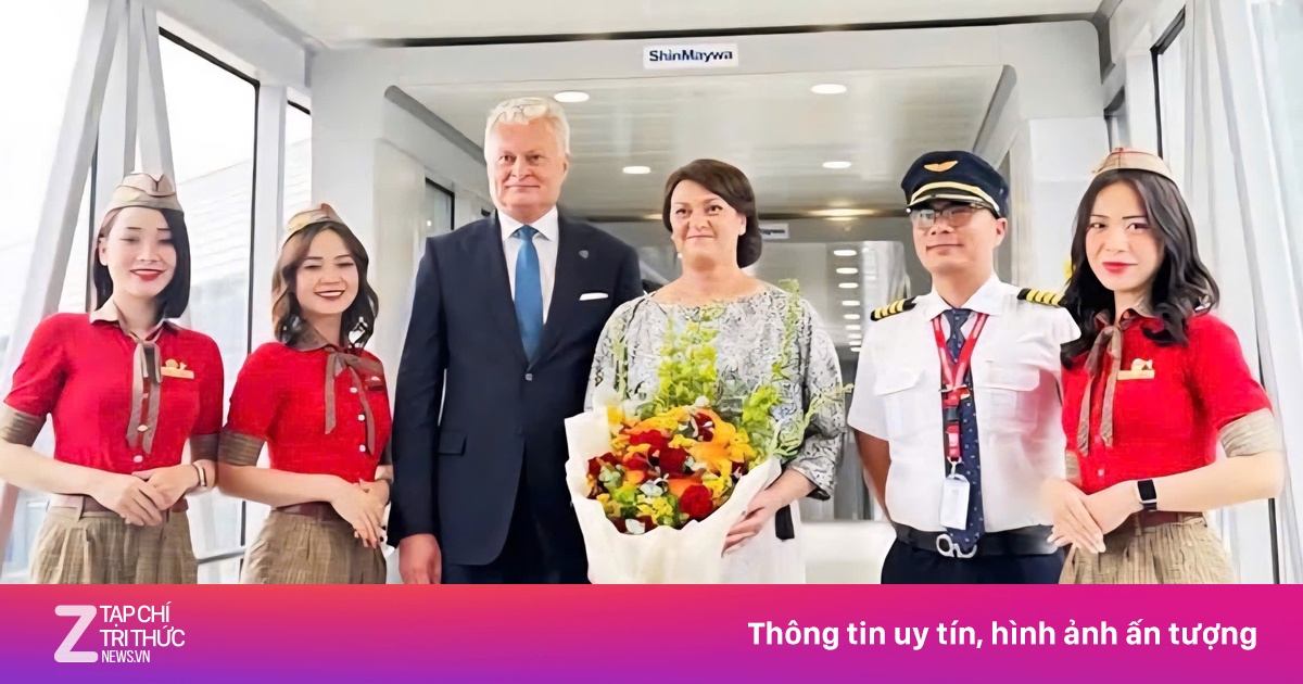 Tổng thống Litva đến Hà Nội trên chuyên cơ Vietjet