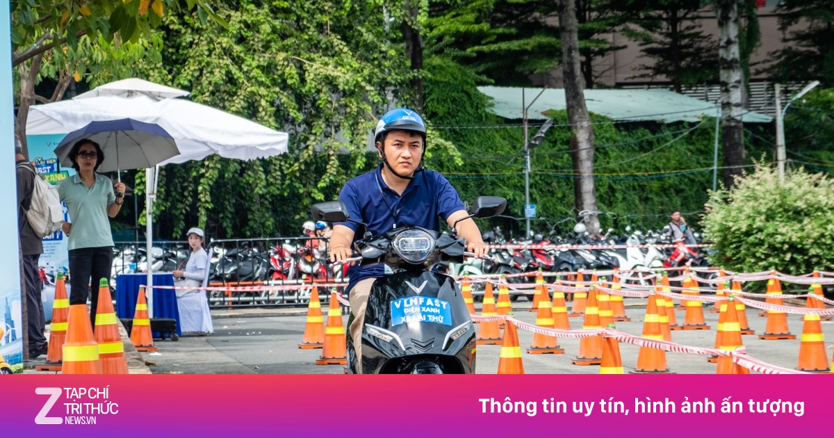 Khách hàng hào hứng đặt cọc xe máy điện ở sự kiện 'Đổi xăng lấy điện'