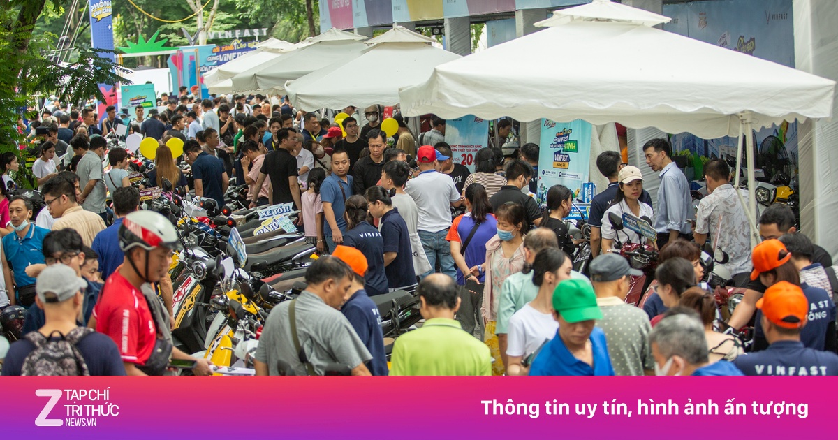 Người dân nô nức sắm xe máy VinFast trong ngày hội 'Đổi xăng lấy điện'