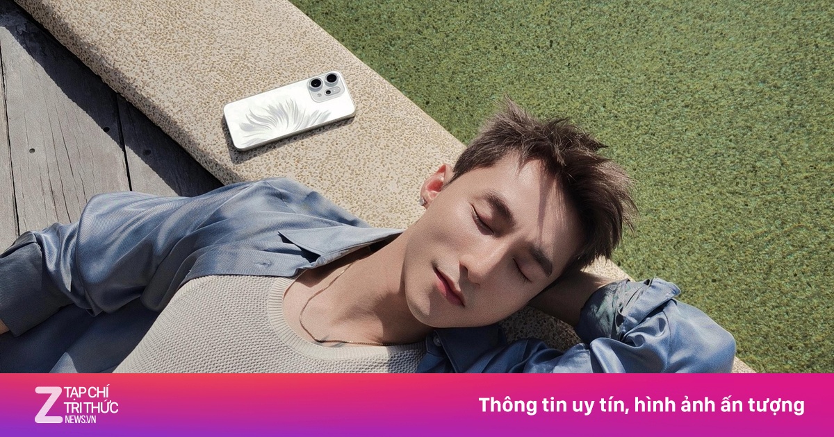 Sơn Tùng M-TP khoe bạn đồng hành trong bộ ảnh check-in mới nhất