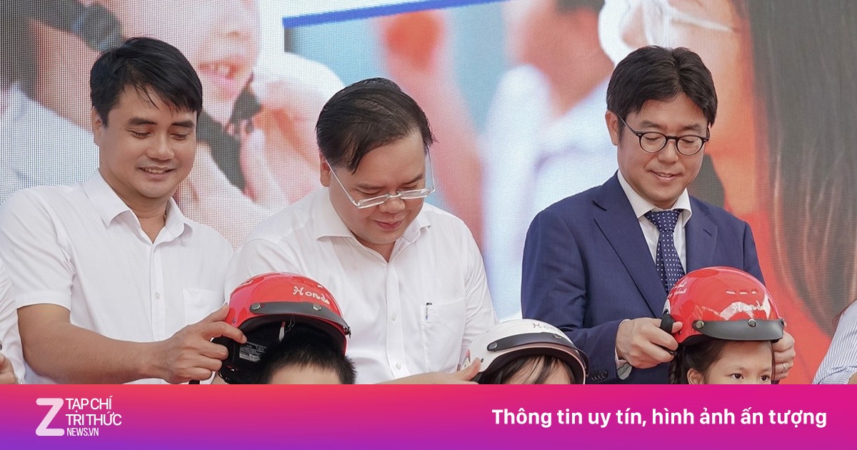 Honda Việt Nam tặng mũ bảo hiểm cho học sinh lớp 1 khu vực miền Trung