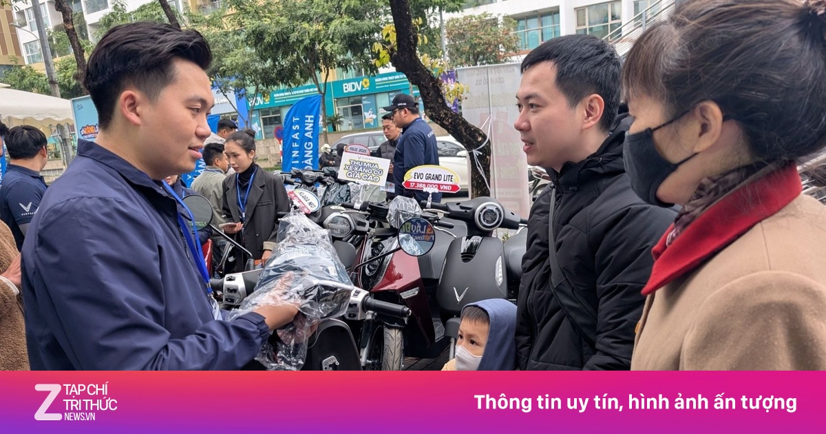 Người dân Hà Nội vượt rét đi đổi xe điện VinFast