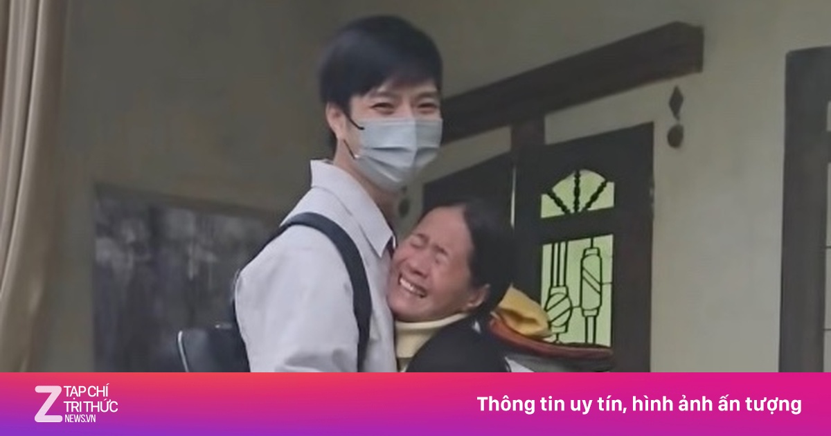 Người mẹ òa khóc khi con trai bất ngờ trở về từ Nhật Bản sau 3 năm xa cách