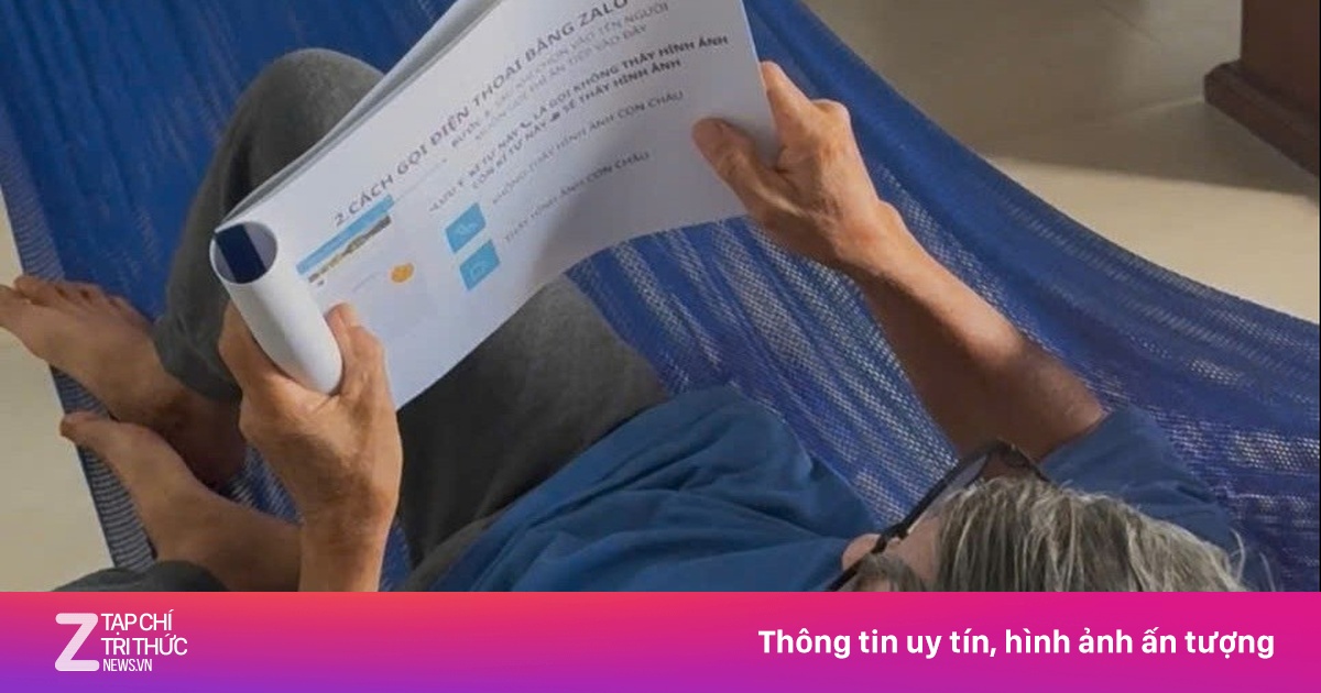 Cháu gái làm tập tài liệu hướng dẫn sử dụng điện thoại cho ông bà