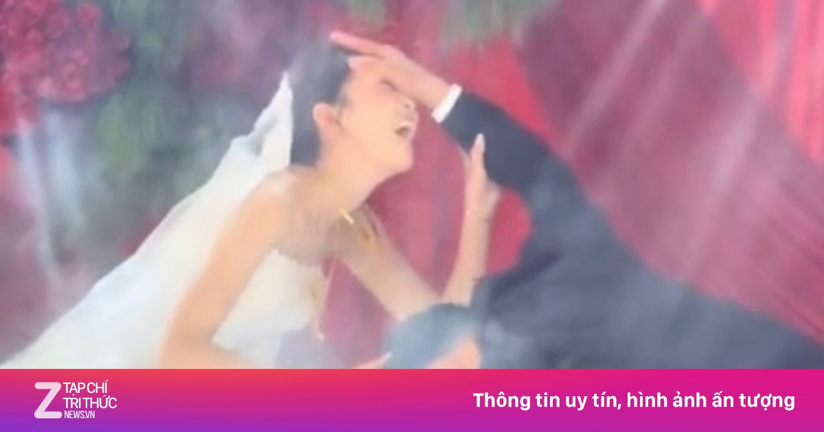 Chú rể gây tranh cãi khi không cho cô dâu cúi đầu trong đám cưới