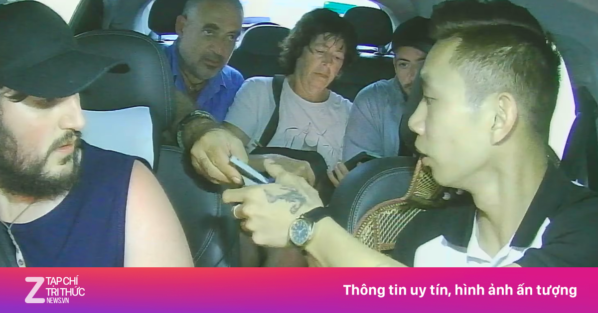 Tài xế taxi kinh ngạc sau cuốc xe chở khách Tây