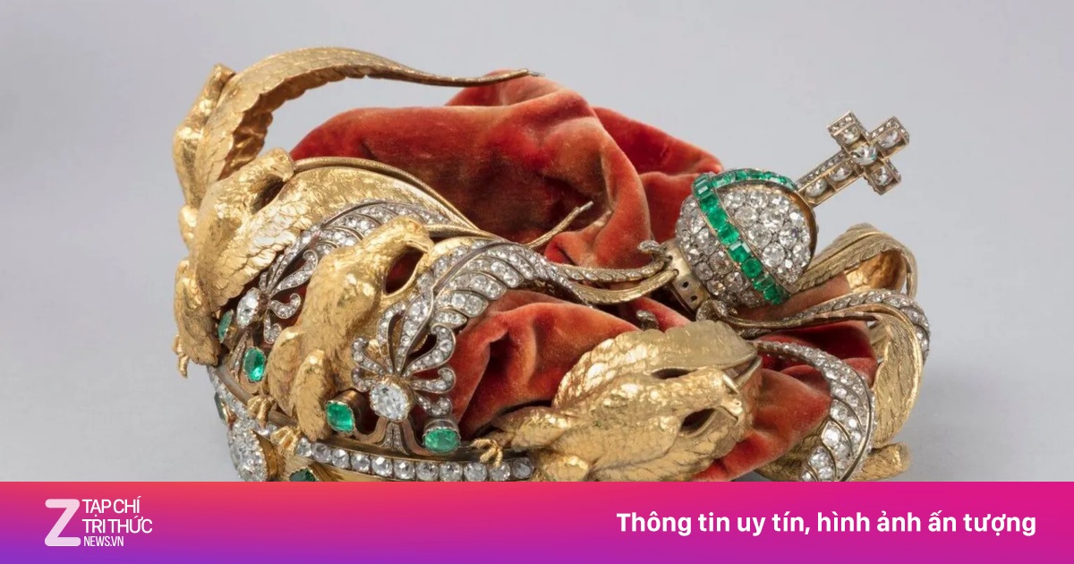 Cận cảnh vương miện dập nát sau vụ trộm 102 triệu USD ở Louvre