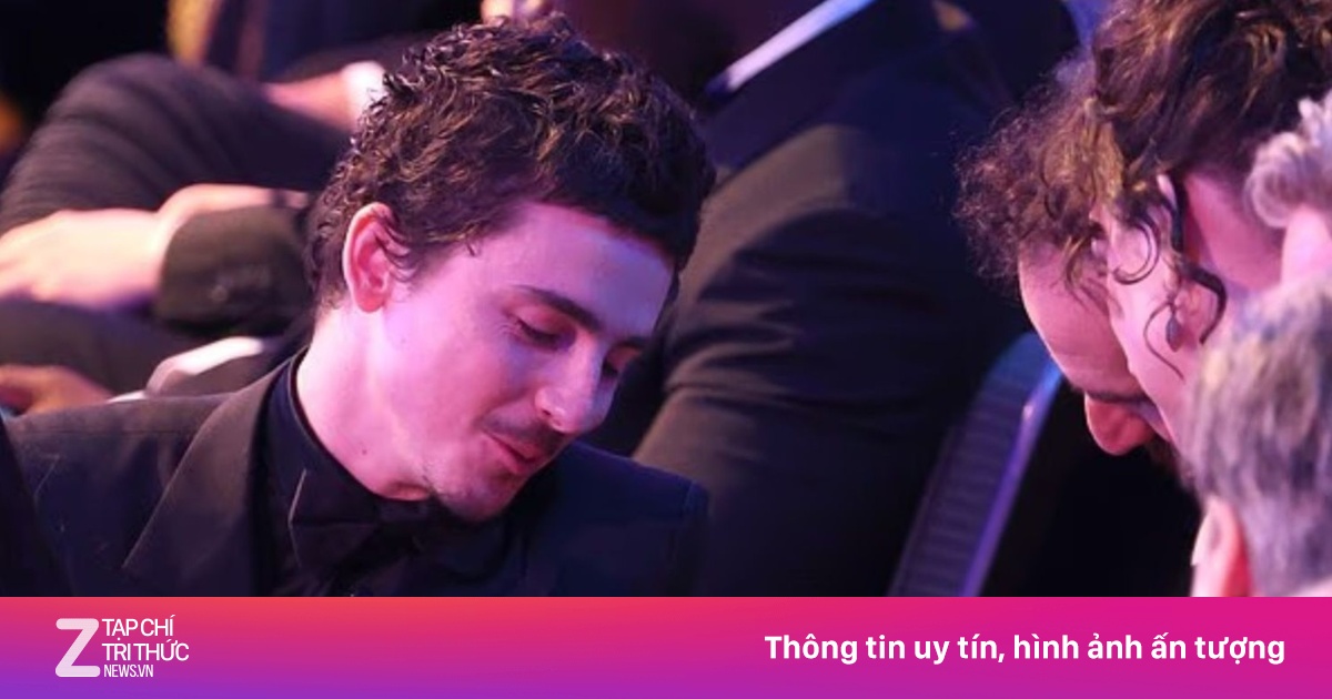 Khoảnh khắc Timothée Chalamet khoe đồng hồ tiền tỷ bạn gái Kylie tặng