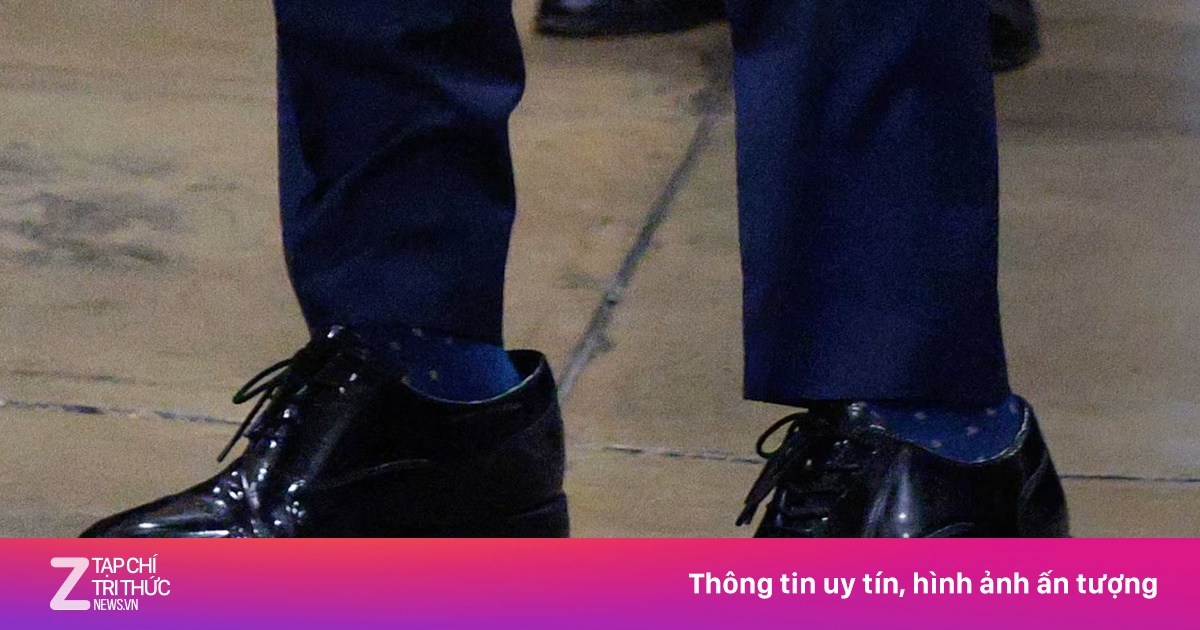 Đôi giày tây hở gót của Ngoại trưởng Mỹ gây xôn xao