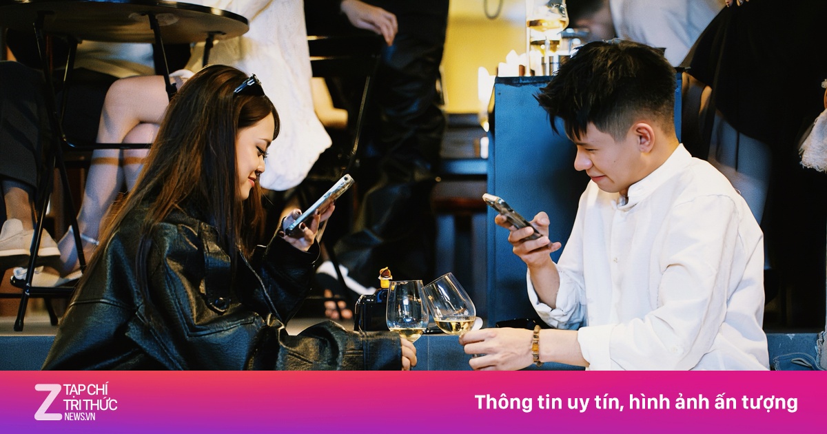 Mốt ngồi vỉa hè uống rượu vang tại Hà Nội