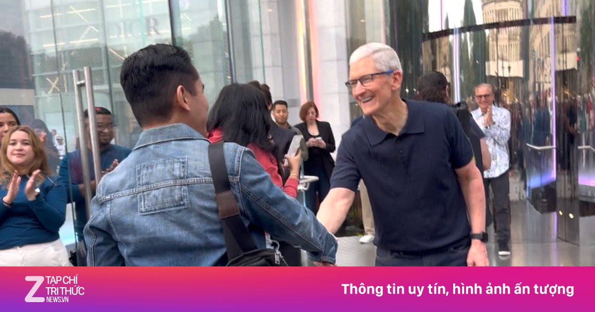 Tim Cook chụp hình cùng fan trong ngày bán iPhone 16 | Znews.vn