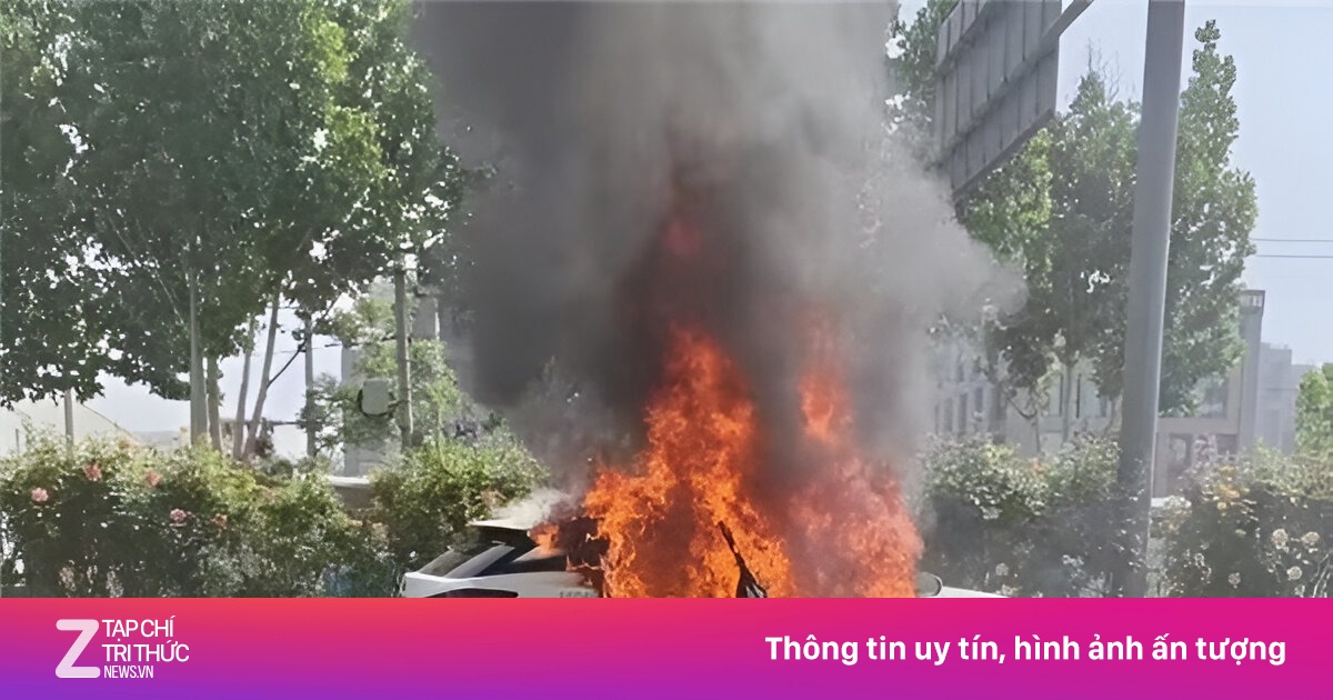 Xe tự lái ở Trung Quốc đang đi thì phát hỏa rồi cháy rụi