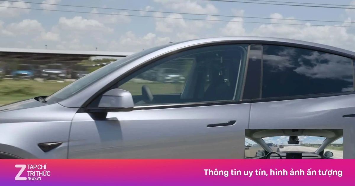Chiếc xe điện Tesla đầu tiên tự chạy đến giao cho khách mua