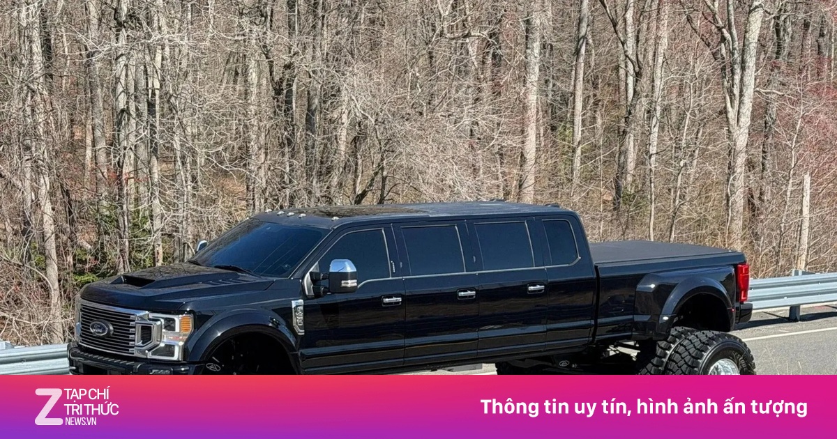 Chiếc bán tải Ford độc lạ giá 400.000 USD - 6 cửa, 11 người ngồi