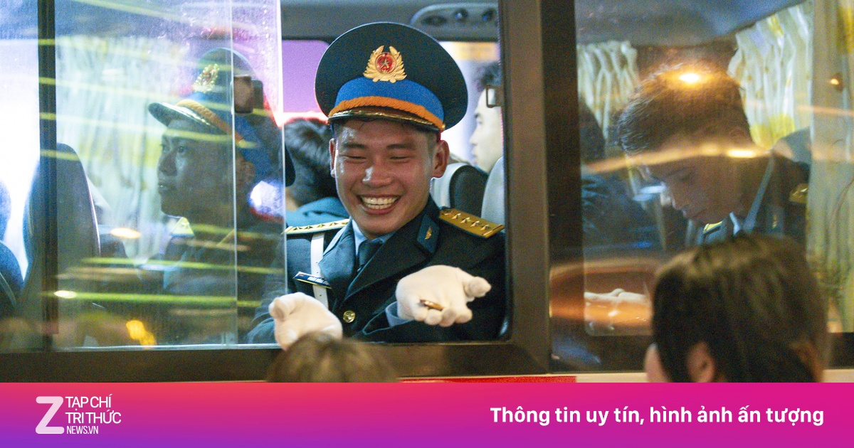 Các chiến sĩ hồ hởi khi được người dân tặng cam sau tổng hợp luyện