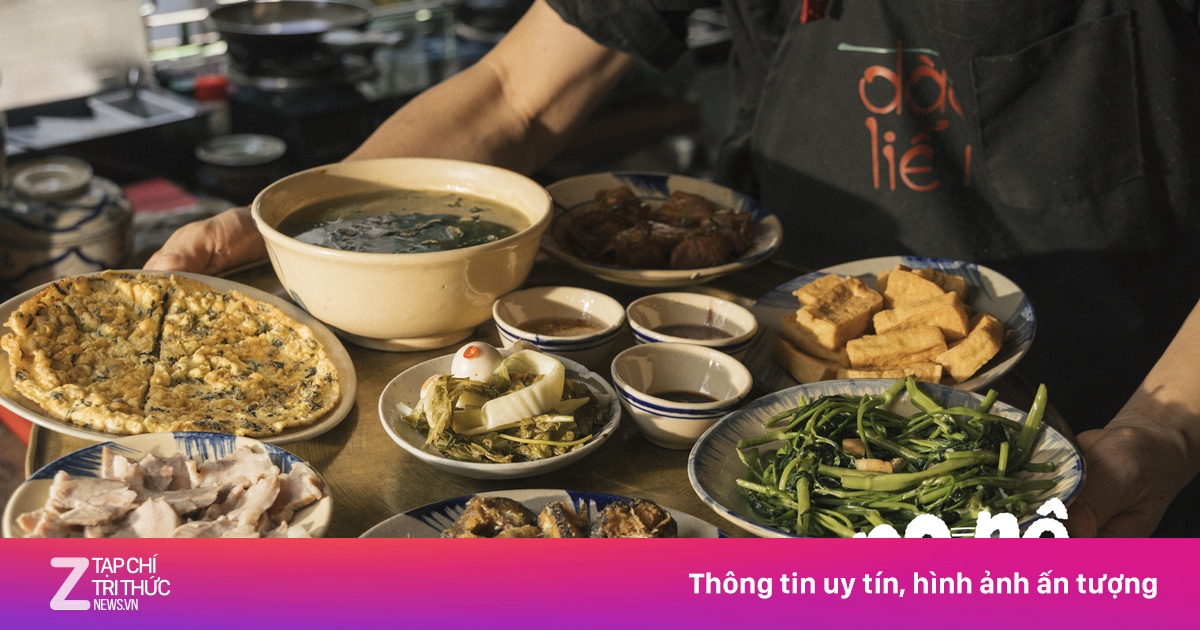 Ngồi chiếu ăn cơm quê ở TP.HCM