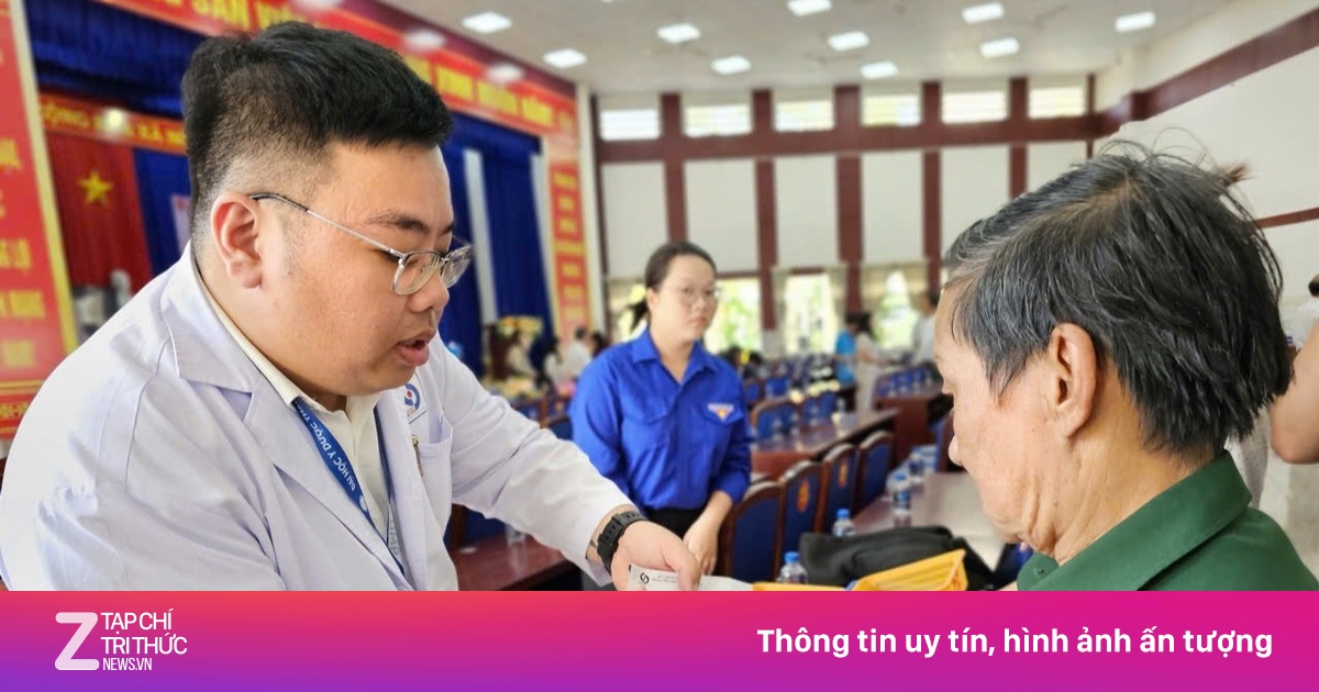 Người dân TP.HCM nhận khám bệnh miễn phí và thẻ BHYT trước Tết